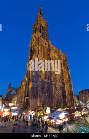 Frankreich, Bas Rhin, Straßburg, Altstadt Unesco Weltkulturerbe, Weihnachtsmarkt (christkindelsmarik), place de la Cathedrale mit Notre Dame Cathedral Stockfoto