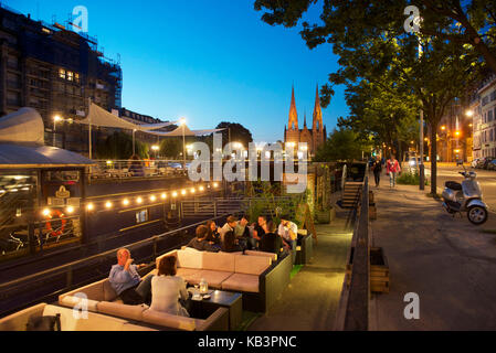 Frankreich, Bas-Rhin, Straßburg, Altstadt Weltkulturerbe der UNESCO, Cafés Boote am Quai des Bateliers an den Ufern der Ill und Saint-Paul-Kirche im Hintergrund Stockfoto