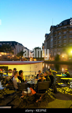 Frankreich, bas-rhin, Straßburg, Altstadt Unesco Weltkulturerbe, Cafés Boote auf dem Quai des Bateliers an den Ufern der Ill Stockfoto