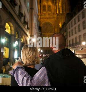 Frankreich, Bas Rhin, Straßburg, Altstadt zum Weltkulturerbe der UNESCO, Paar vor der Kathedrale Notre Dame in der rue Merciere Stockfoto