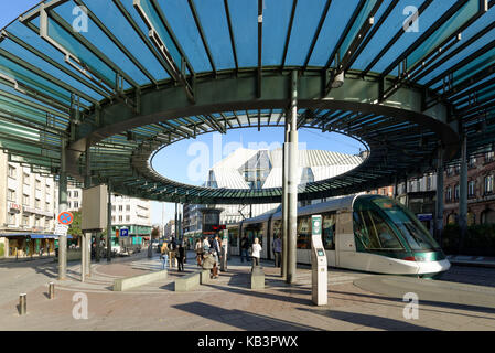 Frankreich, Bas Rhin, Straßburg, Altstadt Weltkulturerbe der UNESCO, Ort der Homme de Fer (Ironman) vor dem modernisierten Kaufhaus Printemps, Zentrum des Treffens der Linien der Straßenbahnen (Straßenbahn) Stockfoto