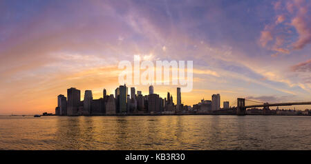 Panorama Skyline und den East River bei Sonnenuntergang, New York, USA Stockfoto