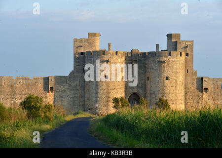 Frankreich, Gard, aigues-mortes, mittelalterliche Stadt, Stadtmauern und Befestigungsanlagen der Stadt, befestigtes Tor umgeben Stockfoto