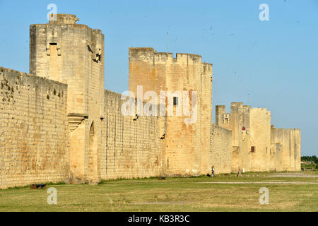 Frankreich, Gard, aigues-mortes, mittelalterliche Stadt, Stadtmauern und Befestigungsanlagen der Stadt umgeben Stockfoto