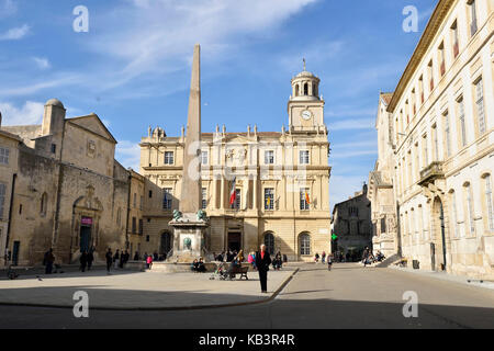 Place De La République, der Glockenturm des Rathauses, der Brunnen Obelisk und die Kirche St. Trophime von 12. bis 15. Jahrhundert, von der UNESCO als Welterbe gelistet, Arles, Bouches-du-Rhône, Frankreich Stockfoto