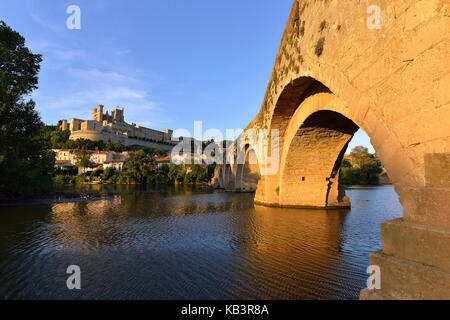 Frankreich, Herault, Beziers, Saint Nazaire Kathedrale und die Pont Vieux auf den Fluss Orb Stockfoto