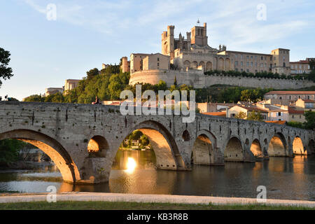 Frankreich, Herault, Beziers, Saint Nazaire Kathedrale und die Pont Vieux auf den Fluss Orb Stockfoto