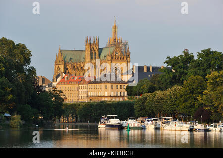 Frankreich, Mosel, Metz, der Plan d'Eau mit dem Yachthafen und der Kathedrale St. Etienne im Hintergrund Stockfoto