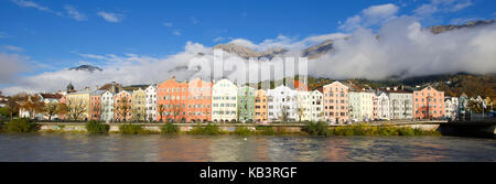 Österreich, Tirol, Innsbruck, Fassade der Häuser am linken Ufer des Flusses Inn Stockfoto