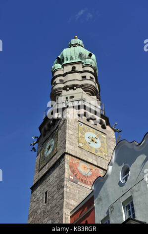 Österreich, Tirol, Innsbruck, Herzog-friedrich Straße (street) Im historischen Zentrum, altes Rathaus (Town Hall) und der Glockenturm mit Glühlampe Stockfoto