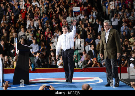MIAMI, FL - 31. Oktober: Der republikanische Präsidentschaftskandidat, der ehemalige Massachusetts reg. Mitt Romney, US-Senator Marco Rubio (R-FL), Rep. Connie Mack (R-FL) und ehemalige Florida reg. Jeb Bush bei einer Wahlkampfveranstaltung in der BankUnited Center auf dem Campus der Universität von Miami am 31. Oktober 2012 in Miami, Florida. Im Gefolge des Hurrikans Sandy, die im nordöstlichen Teil der Vereinigten Staaten schlagen, Mitt Romney ist zurück auf den Wahlkampf vor den Parlamentswahlen am 6. November Personen: Connie Mack Jeb Bush Getriebe Ref: FLXX Hoo-Me.com/MediaPunch Stockfoto
