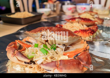 Stone Crab in Aluminiumfolie mit Nudeln zu Hause zubereitet, Los Angeles, California, United States Stockfoto