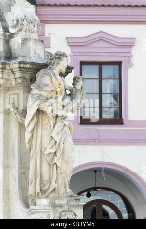 Trebon, Tschechien - 18. August 2017: Christliche religiöse Statue mit einem Fenster im Hintergrund im historischen Zentrum der Stadt Stockfoto