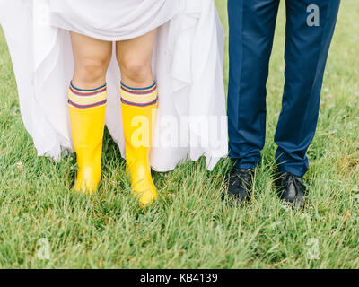 Schöne Hochzeit paar im Regen, Spaziergang im Regen. Stockfoto
