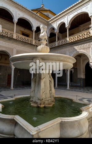 Brunnen mit stsue von Janus in den Innenhof des Pilatus's House in Sevilla, Spanien Stockfoto