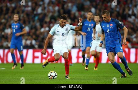 Alex Oxlade-Chamberlain von England mias Für die Kugel mit Jan Durica der Slowakei während der FIFA World Cup Qualifier Match zwischen England und der Slowakei im Wembley Stadion in London. 04 Sep 2017 Stockfoto