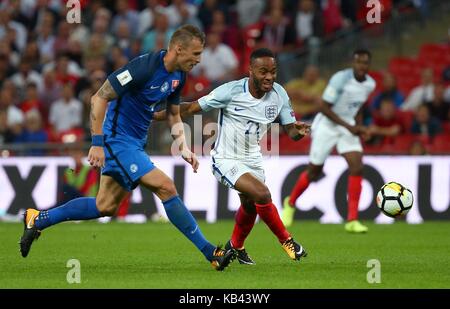 Raheem Sterling von England mias Für die Kugel Jan Durica der Slowakei während der FIFA World Cup Qualifier Match zwischen England und der Slowakei im Wembley Stadion in London. 04 Sep 2017 Stockfoto