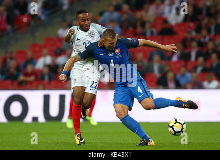 Raheem Sterling von England Herausforderungen Jan Durica der Slowakei während der FIFA World Cup Qualifier Match zwischen England und der Slowakei im Wembley Stadion in London. 04 Sep 2017 Stockfoto
