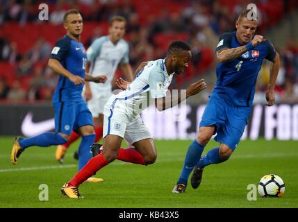 Raheem Sterling von England nimmt Jan Durica der Slowakei während der FIFA World Cup Qualifier Match zwischen England und der Slowakei im Wembley Stadion in London. 04 Sep 2017 Stockfoto