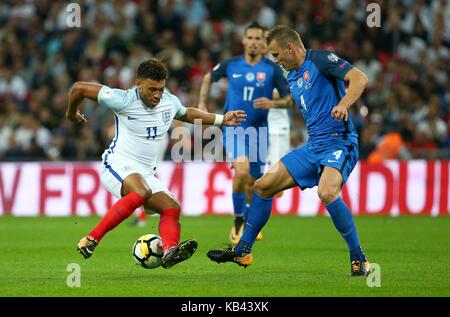 Alex Oxlade-Chamberlain von England mias Für die Kugel mit Jan Durica der Slowakei während der FIFA World Cup Qualifier Match zwischen England und der Slowakei im Wembley Stadion in London. 04 Sep 2017 Stockfoto