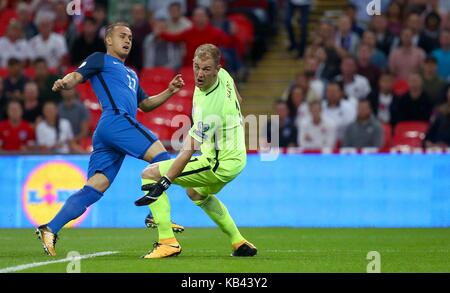 Joe Hart von England ist von Stanislav Lobotka der Slowakei während der FIFA World Cup Qualifier Match zwischen England und der Slowakei im Wembley Stadion in London geschlagen. 04 Sep 2017 Stockfoto