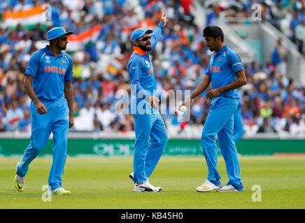 Der indische Kapitän Virat Kohli stellt seinen Feld mit Bowler Jasprit Bumrah während der ICC Champions Trophy 2017 Übereinstimmung zwischen Indien und Südafrika am Oval in London. 11 Jun 2017 Stockfoto