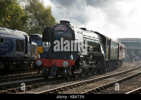 Flying Scotsman verlässt den Barrow Hill Roundhouse & Railway Centre in Barrow Hill, Chesterfield, Derbyshire Stockfoto