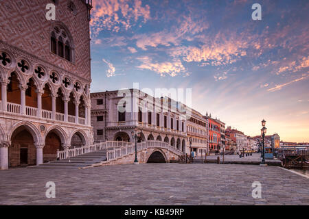 Die Promenade vor dem Dogenpalast in Venedig, Italien bei Sonnenaufgang Stockfoto