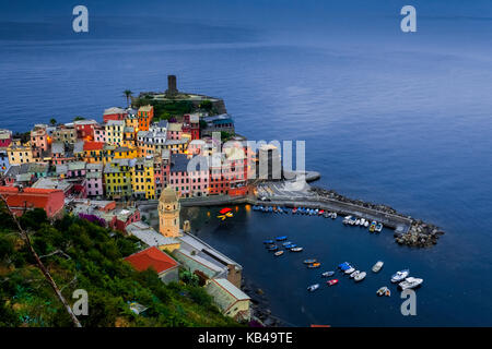 Blick auf Vernazza von einem Hügel. Eines der Dörfer der Cinque Terrre, Vernazza ist entlang der Italienischen Riviera Stockfoto