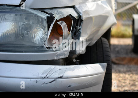 Vorderansicht des beschädigten silver Auto nach Unfall. Stockfoto