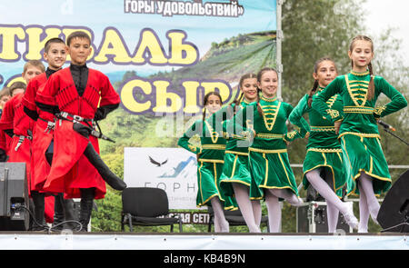 Adygea, Russland - 19 August, 2017: der Kinder Tanzgruppe im traditionellen Tscherkessischen Kleidung am offenen Adyghe Käse Festival Stockfoto