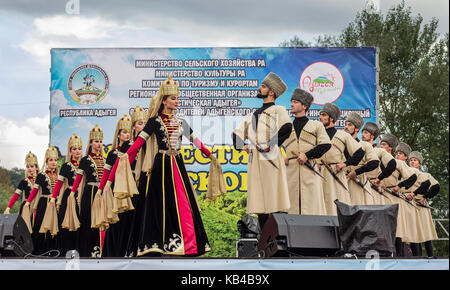 Adygea, Russland - 19. August 2017: Das staatliche akademische Ensemble der Volkstanz der Adygeya Nalmes beim Festival der Tscherkessischen Käse. OPEN FESTIVAL, ACC Stockfoto