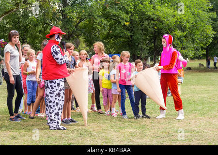 Adygea, Russland - September 2, 2017: Kinder Spaß haben und mit den Animatoren in lustigen Kostümen spielen Stockfoto