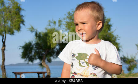 Cute little boy in park Stockfoto