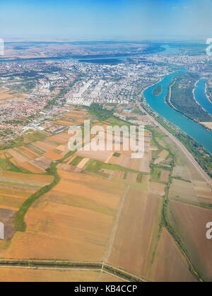 Birdview auf Belgrad, Serbien, mit den Flüssen Save und Donau, an einem sonnigen Tag. Das Teil auf dem Bild sichtbar wird aufgerufen, Novi Beograd (Neu Belgrad). Stockfoto