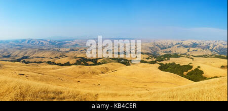 Kalifornien Landschaft im August. Blick von der Mission Peak, das Ende eines der beliebtesten Wanderwege in San Francisco Bay Area. Die Kamera ist Stockfoto