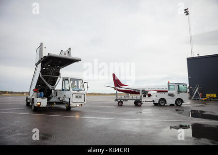 Mobile Gangway auf Start- und Landebahn am Flughafen gegen bewölkter Himmel Stockfoto