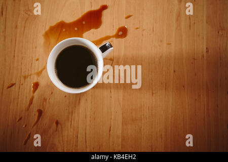 Kaffee verschüttet auf einem Tisch Stockfoto