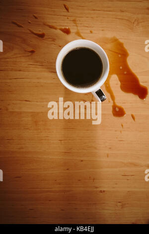 Kaffee verschüttet auf einem Tisch Stockfoto