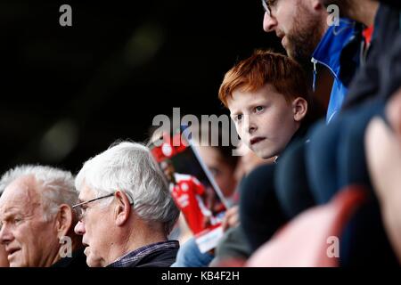 Junge Ventilator Aufpassen der Vorsaison freundlich zwischen Crawley und Portsmouth an der Checkatrade Stadion in Crawley. 29 Jun 2017 Stockfoto