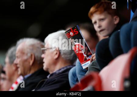 Spieltag Programm während der Vorsaison freundlich zwischen Crawley und Portsmouth an der Checkatrade Stadion in Crawley gesehen. 29 Jun 2017 Stockfoto