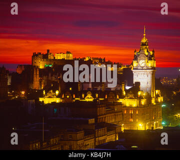 Einen schönen Sonnenuntergang Nachleuchten kommt über malerische Edinburgh als von Calton Hill, Edinburgh gesehen Stockfoto