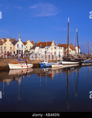 Eine bunte Szene in Anstruther Harbour, East Neuk, Fife Stockfoto