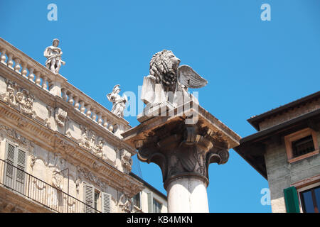 Verona Italien eine geflügelte Löwe Abbildung bekannt als Marcian Löwe in der Piazza Erbe - das Symbol des venezianischen Reiches in Venedig auf der Grundlage Stockfoto