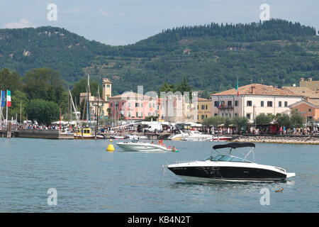 Bardolino, Gardasee, Italien motor Boote außerhalb der Stadt Bardolino Stockfoto