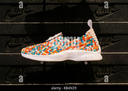 Nike Air Woven Premium Schuhe zum Verkauf für $160 im Nike KITH Store am Broadway in Greenwich Village, New York City. Stockfoto