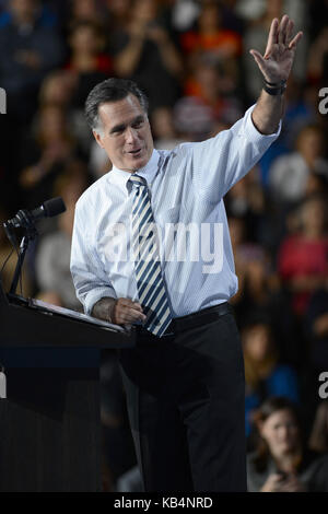 MIAMI, FL - 31. Oktober: Der republikanische Präsidentschaftskandidat, der ehemalige Massachusetts reg. Mitt Romney, US-Senator Marco Rubio (R-FL), Rep. Connie Mack (R-FL) und ehemalige Florida reg. Jeb Bush bei einer Wahlkampfveranstaltung in der BankUnited Center auf dem Campus der Universität von Miami am 31. Oktober 2012 in Miami, Florida. Im Gefolge des Hurrikans Sandy, die im nordöstlichen Teil der Vereinigten Staaten schlagen, Mitt Romney ist zurück auf den Wahlkampf vor den allgemeinen Wahlen am 6. November. Personen: Mitt Romney Getriebe Ref: FLXX Credit: Hoo-Me.com/MediaPunch Stockfoto