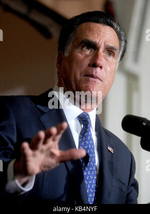 WAYNE, PA - 28. SEPTEMBER: Der republikanische US-Präsidentschaftskandidat und ehemaliger Gouverneur von Massachusetts, Mitt Romney spricht während einer Rallye in der Valley Forge Military Academy und Hochschule. Romney weiter Kampagne für seinen Durchlauf für das Weiße Haus in der schlachtfeldzustand von Pennsylvania. Am 28. September 2012 in Wayne, Pennsylvania: Mitt Romney Getriebe Ref: MNC 1 Credit: Hoo-Me.com/MediaPunch Stockfoto