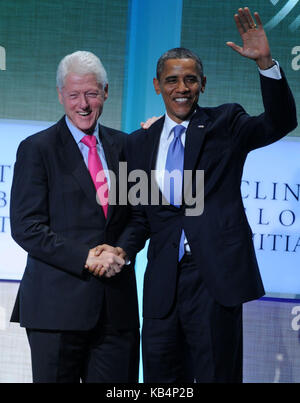 NEW YORK, NY - 21. SEPTEMBER: US-Präsident Barack Obama lächelt mit dem ehemaligen US-Präsidenten Bill Clinton an der Clinton Global Initiative, 21. September 2011 im Sheraton Hotel in New York City. Personen: Barack Obama Bill Clinton Getriebe Ref: MNC 1 Credit: Hoo-Me.com/MediaPunch Stockfoto