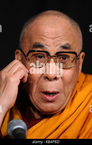 NEW YORK - 20. Mai: Seine Heiligkeit der Dalai Lama besucht Radio City Music Hall am 20. Mai 2010 in New York City. Menschen: Die Dalai Lama Getriebe Ref: MNC 1 Credit: Hoo-Me.com/MediaPunch Stockfoto